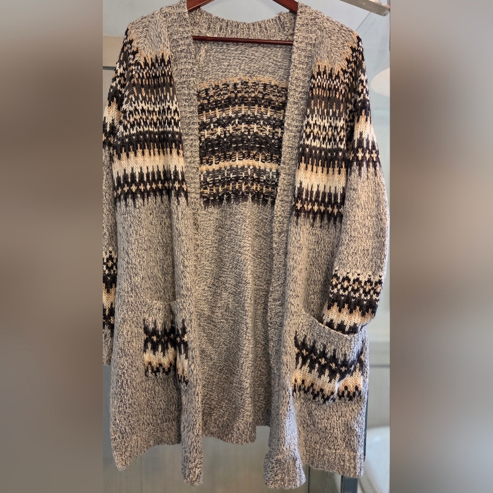 Cozy Knit Cardigan with Patterned Design